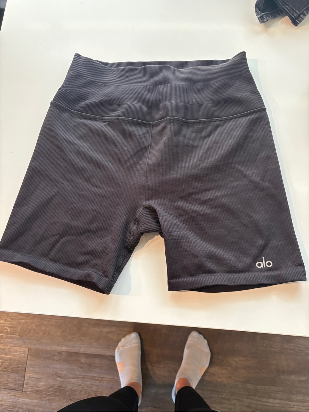 ALO 5" Seamless Ribbed Favorite Short - Picture 3 of 5